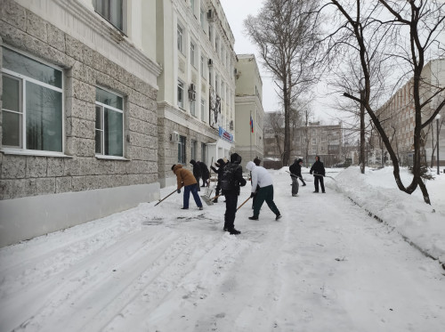 Борьба со стихией: первый снег в ХИИК СибГУТИ!