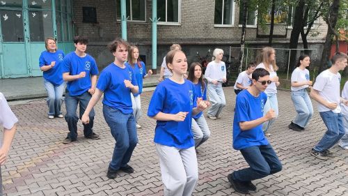 Праздничный флешмоб в честь Дня города прошёл в ХИИК СибГУТИ!  Хабаровский институт инфокоммуникаций стал площадкой для яркого и запоминающегося праздничного флешмоба, посвящённого дню рождения краевой столицы — города Хабаровска.  С приветственным словом