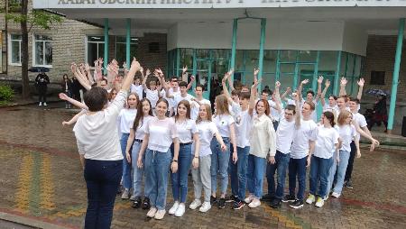 Студенты ХИИК СибГУТИ провели праздничный флешмоб посвящённый 164 годовщине празднования Дня рождения города Хабаровска