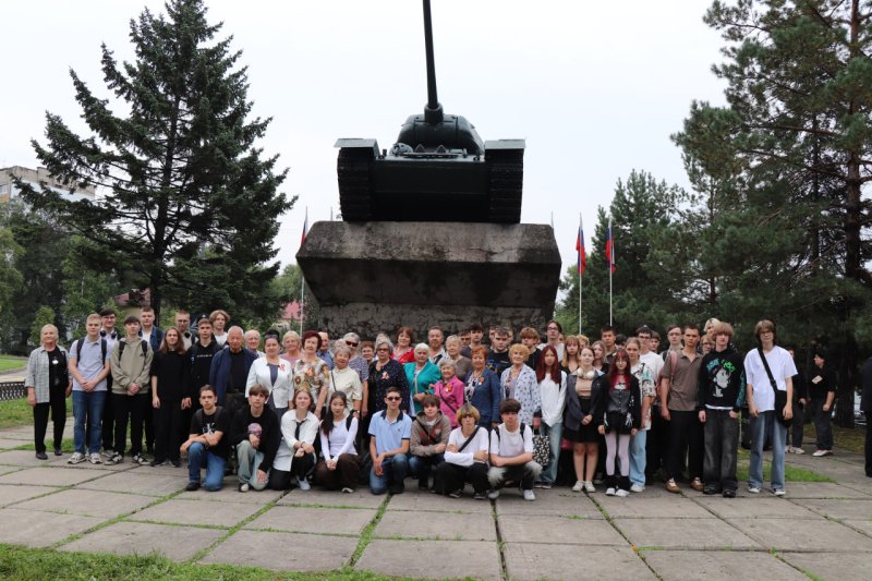 Студенты ХИИК СибГУТИ возложили цветы к мемориалу в честь Дня Победы