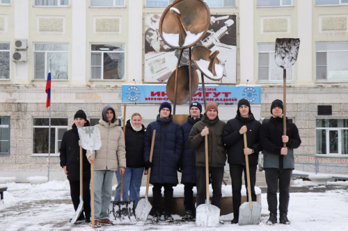 Студенты ХИИК – родному институту: расчищаем снег вместе!