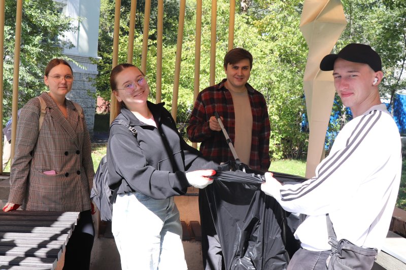 Студенты ХИИК СибГУТИ приняли участие в городском субботнике