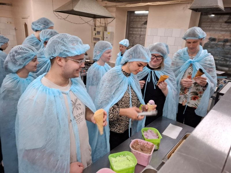 Один день в мире мороженого: экскурсия студентов ХИИК на фабрику «Зайца»