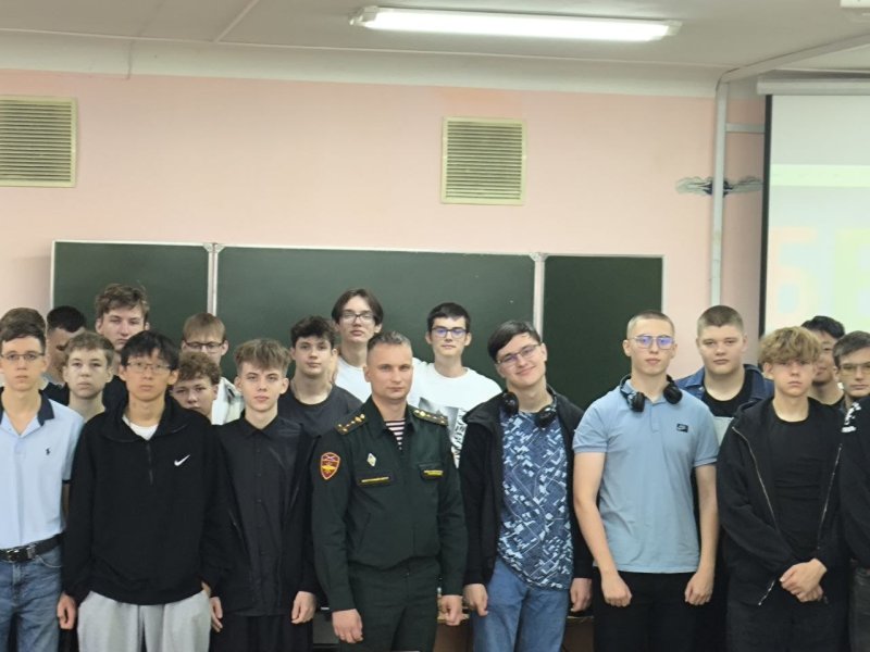 Сотрудники Росгвардии провели студентам лекцию о противодействии терроризму