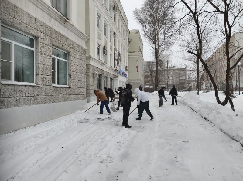 Борьба со стихией: первый снег в ХИИК СибГУТИ!